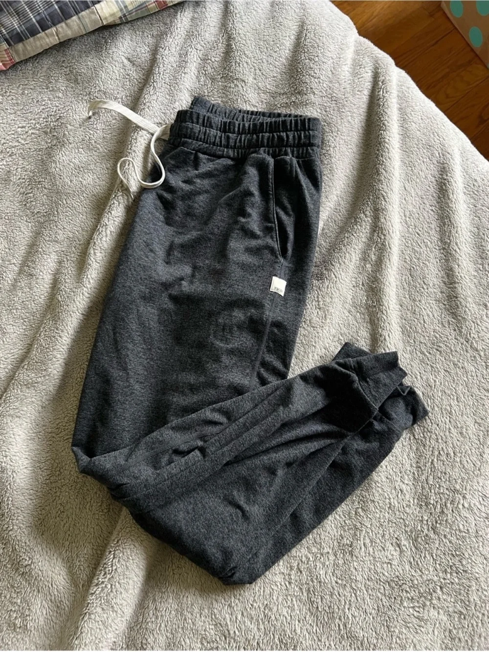 Vuori Women’s Charcoal Grey Performance Joggers Small